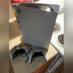 Playstation 5 comes with 2 controllers barely used